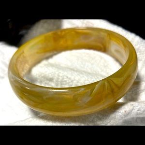 Lucite bracelet tan. Vintage bme021